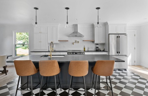East Marion House | Dog-friendly modern charmer with wood-burning fireplace, grill, W/D, and AC