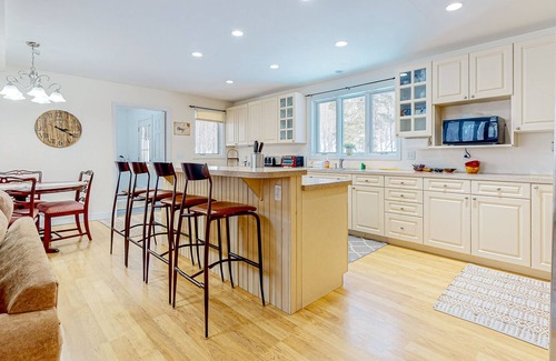 Cavendish House | Dog-friendly mountain-view home with private 7-person hot tub, fireplace, & deck