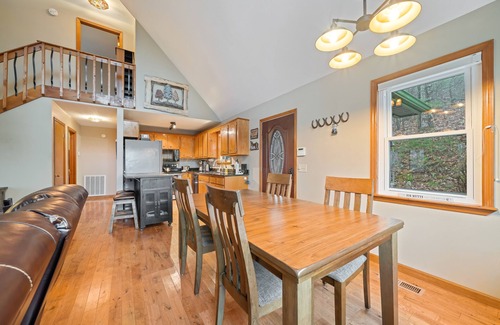 Blairsville Cabin | Dog-friendly, mountain-view retreat with a grill, deck, washer/dryer, & AC