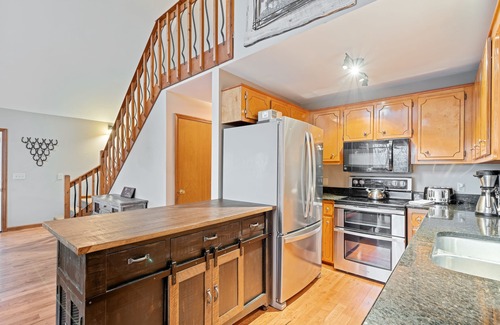 Blairsville Cabin | Dog-friendly, mountain-view retreat with a grill, deck, washer/dryer, & AC