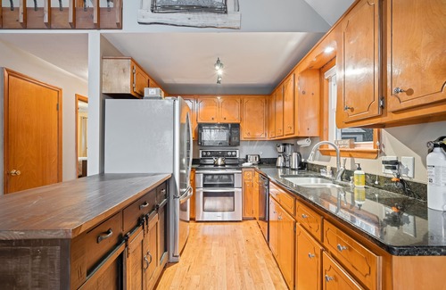 Blairsville Cabin | Dog-friendly, mountain-view retreat with a grill, deck, washer/dryer, & AC