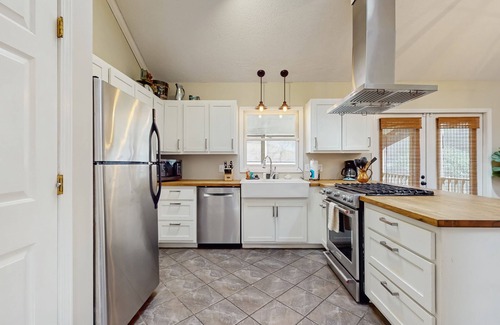Sylva House | Dog-friendly mountain home with firepit, porch & Ping-Pong - near downtown & WCU