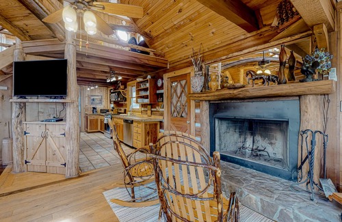 Fairview Cabin | Dog-friendly mountain view cabin on four acres with a washer/dryer & fireplace