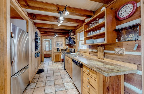 Fairview Cabin | Dog-friendly mountain view cabin on four acres with a washer/dryer & fireplace