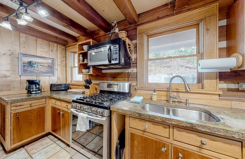 Fairview Cabin | Dog-friendly mountain view cabin on four acres with a washer/dryer & fireplace