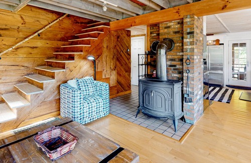 Sandgate House | Dog-friendly, mountain-view getaway with a woodstove, firepit & washer/dryer