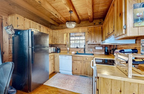 Tate Cabin | Dog-friendly mountain view cabin with furnished patio, deck, central AC