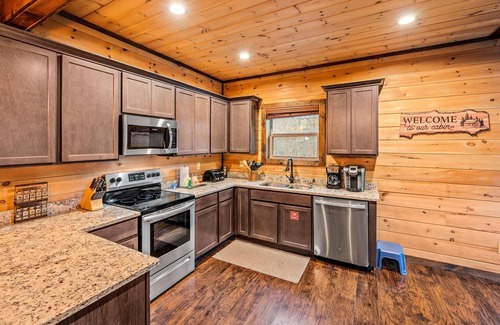 Chalet Village North Cabin | Dog-Friendly Mtn View 2 King Suites Hot Tub Shuffleboard Mountain Time