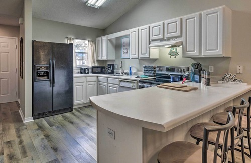 Northeast Pensacola Condo | Dog-Friendly Pensacola Condo w/Pool!