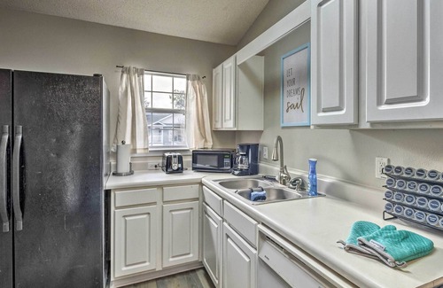 Northeast Pensacola Condo | Dog-Friendly Pensacola Condo w/Pool!