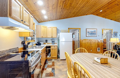 Joseph House | Dog-friendly pine surrounded cabin near mountains & Lake Wallowa - large deck