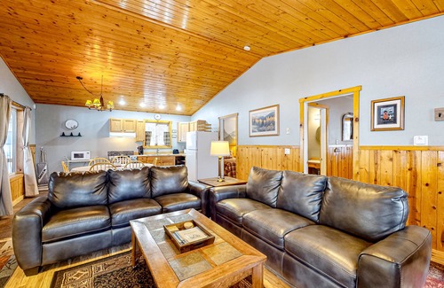 Joseph House | Dog-friendly pine surrounded cabin near mountains & Lake Wallowa - large deck