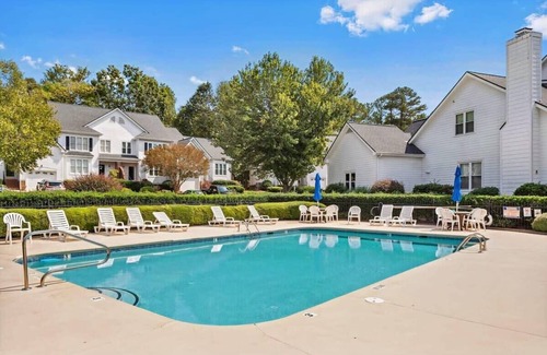 Cary House | Dog Friendly|Pool|King Bed|EV Charger|Townhome