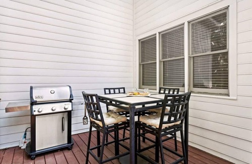 Cary House | Dog Friendly|Pool|King Bed|EV Charger|Townhome
