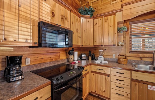 Gatlinburg - Pigeon Forge Cabin | Dog Friendly! Private Indoor Pool, Hot Tub, GameRoom, Firepit & Free Passes.