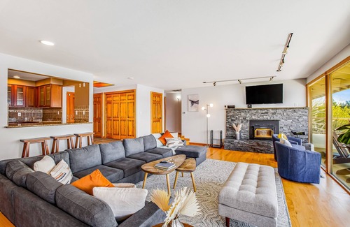 Retsil House | Dog-friendly retreat - huge deck w/panoramic sound views & jetted tub