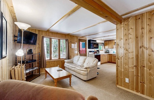 Eagle River House | Dog-Friendly Retreat Near Trails & Lake with Full Kitchen, Central AC, & WiFi