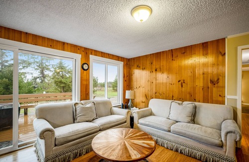 Warrenton House | Dog-friendly retreat near the beach with large yard, WiFi, deck & full kitchen