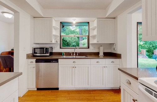 Wedgwood House | Dog-friendly retreat with gorgeous garden & setting - near the best of Seattle