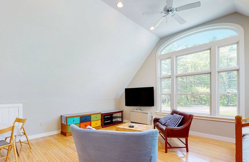 Edgecomb Apartment | Dog-friendly riverfront studio with pool table, grill, deck, kayaks, river views