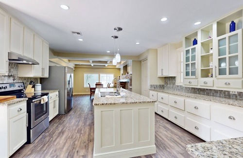Bay Area House | Dog-friendly single-level home with large yard, washer/dryer, & central AC