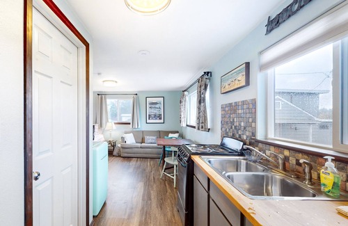 Grayland Apartment | Dog-friendly studio cottage with hot tub - walk to the beach