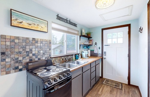 Grayland Apartment | Dog-friendly studio cottage with hot tub - walk to the beach