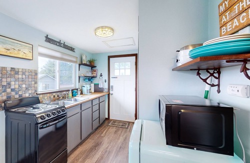 Grayland Apartment | Dog-friendly studio cottage with hot tub - walk to the beach
