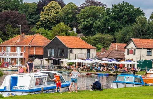 Hoveton House | Dog friendly thatched Cottage on edge of Norfolk Broads