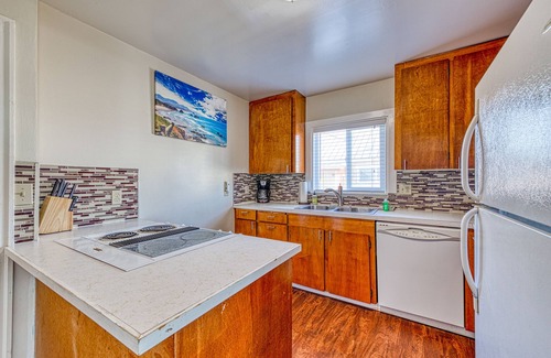 Rockaway Beach Cabin | Dog-Friendly Triplex (3 private apartments) - Easy Walk to the Beach & Town
