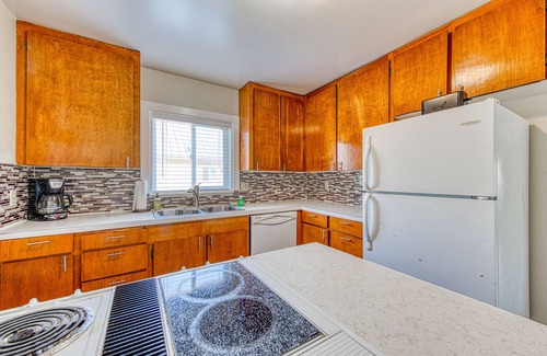 Rockaway Beach Cabin | Dog-Friendly Triplex (3 private apartments) - Easy Walk to the Beach & Town
