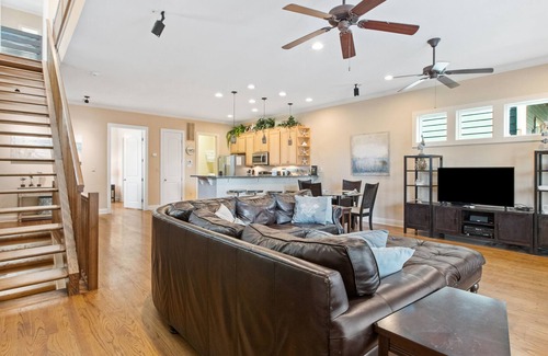 Crescent Beach House | Dog-Friendly Townhouse w/ Free WiFi & Central A/C - Short Walk to the Beach!