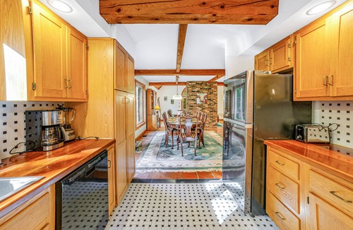 South Londonderry House | Dog-friendly vacation home with fast WiFi & washer/dryer - near ski areas