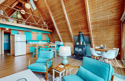 Gig Harbor Cabin | Dog-friendly waterfront escape with expansive deck, gas grill and gorgeous views