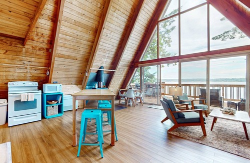 Gig Harbor Cabin | Dog-friendly waterfront escape with expansive deck, gas grill and gorgeous views