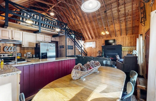 Truckee Cabin | Dog-friendly waterfront cabin w/lake views & access - close to slopes