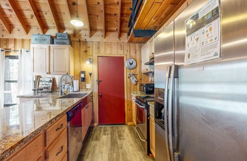 Truckee Cabin | Dog-friendly waterfront cabin w/lake views & access - close to slopes