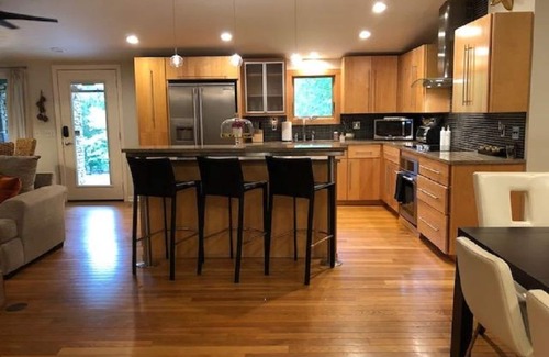 Wilburn House | Dog lovers.Fenced yard! Fire pit, Hot tub, wildlife, big deck and big fish!