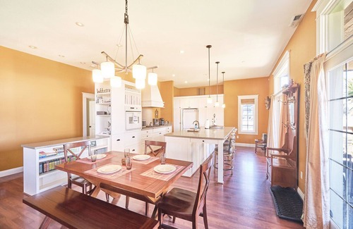Long Beach House | Dogs friendly, In Town, Walk to Everything (BeachyK)