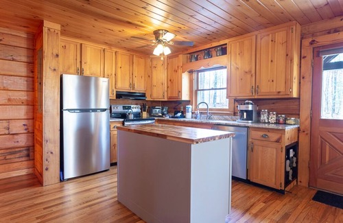 My Mountain Cabin | Dogs stay free/Private/15mins Blue Ridge