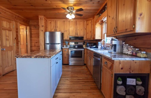 My Mountain Cabin | Dogs stay free/Private/15mins Blue Ridge