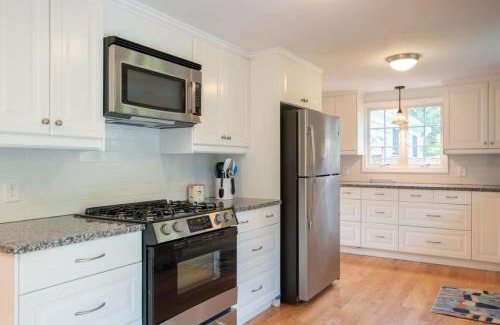 East Harwich House | Dogs welcome huge yard right next to Rail Trail