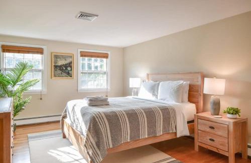 East Harwich House | Dogs welcome huge yard right next to Rail Trail