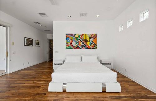 Beverly Grove Apartment | Doheny Drive Suite city view experience