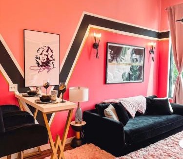 North Nashville House | Dolly's Glam Getaway - Glittering Gem Near Broadway
