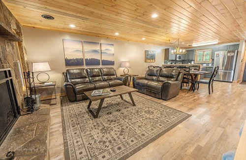 Caton Condo | Dolly's Lodge # 3 (2-Bedroom Condo) with Mountain view by RedAwning