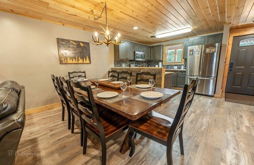 Caton Condo | Dolly's Lodge # 3 (2-Bedroom Condo) with Mountain view by RedAwning