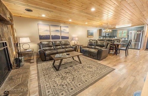 Caton Condo | Dolly's Lodge # 3 2 Bedroom Condo by RedAwning