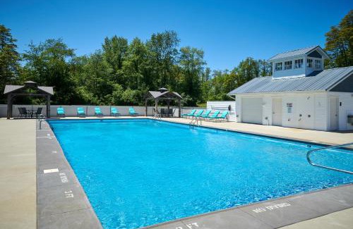 Fennville House | Dollybrook 2 Pet Friendly Community Pool Groups Welcome