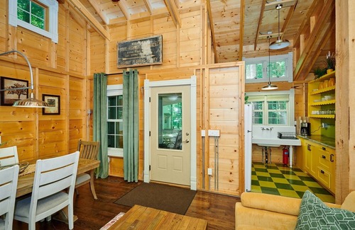Fennville House | DollyBrook 2: Swimming Pool, Fire Place, Minutes to Lake Michigan, Dog Friendly